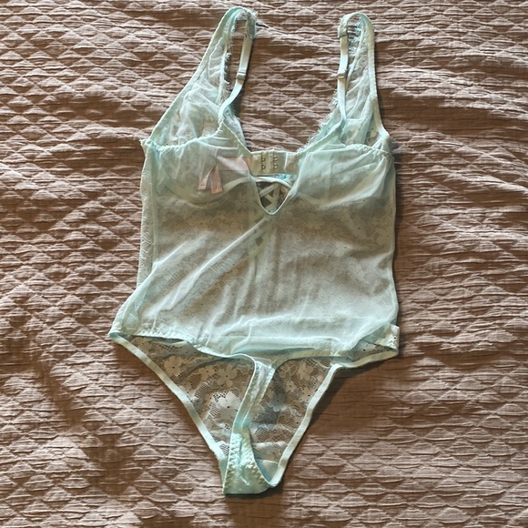 NWOT Victoria’s Secret Lace and Mesh Thong Teddy - Picture 3 of 5